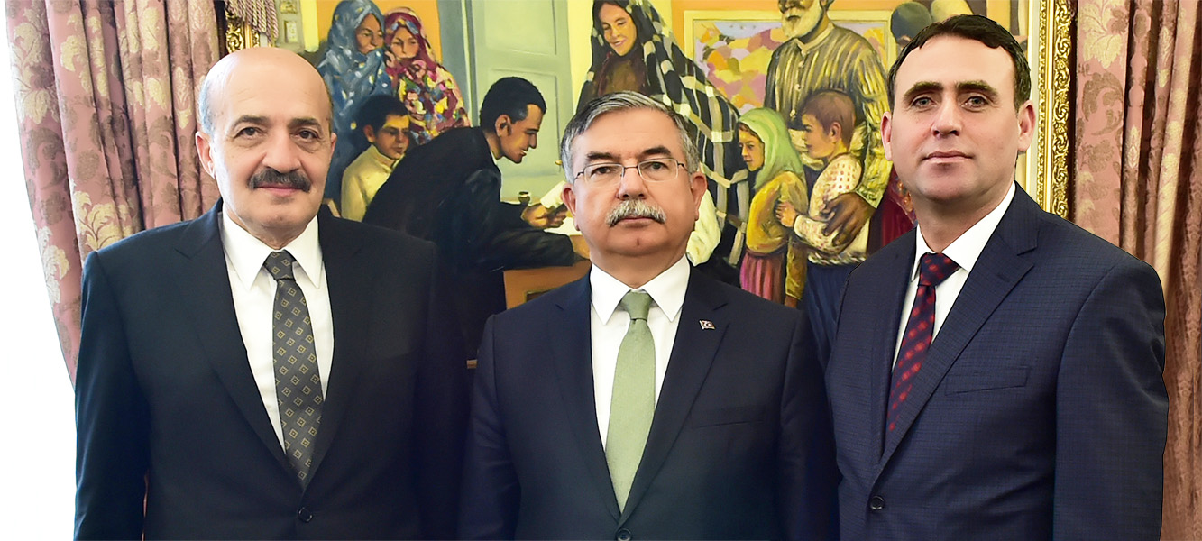 MİLLİ EĞİTİM BAKANI SAYIN İSMET YILMAZ'I TESK-AKO OLARAK MAKAMINDA ZİYARET EDİP MESLEĞİMİZİN SORUNLARIYLA İLGİLİ BRİFİNG DOSYASI SUNDUK